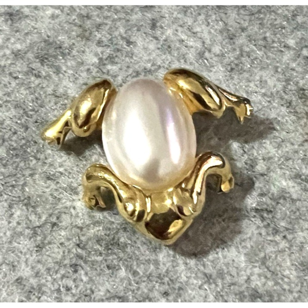 Marvella Leaping Frog Vintage Brooch faux pearl